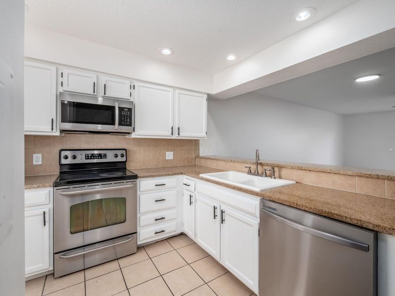 1211 Rivercrest Drive S, Unit E, Delaware, OH 43015 Photo 6