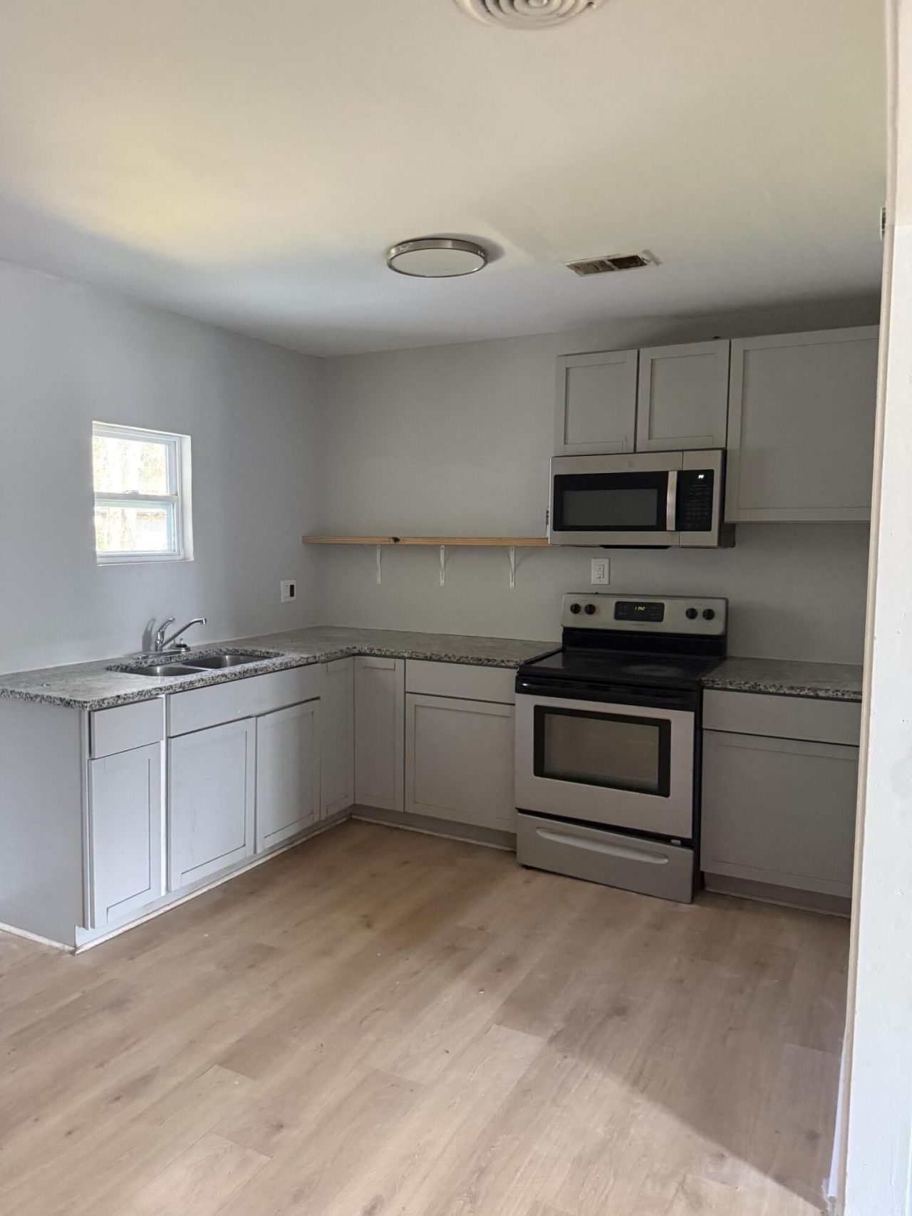 1630 Larry Street Photo 2