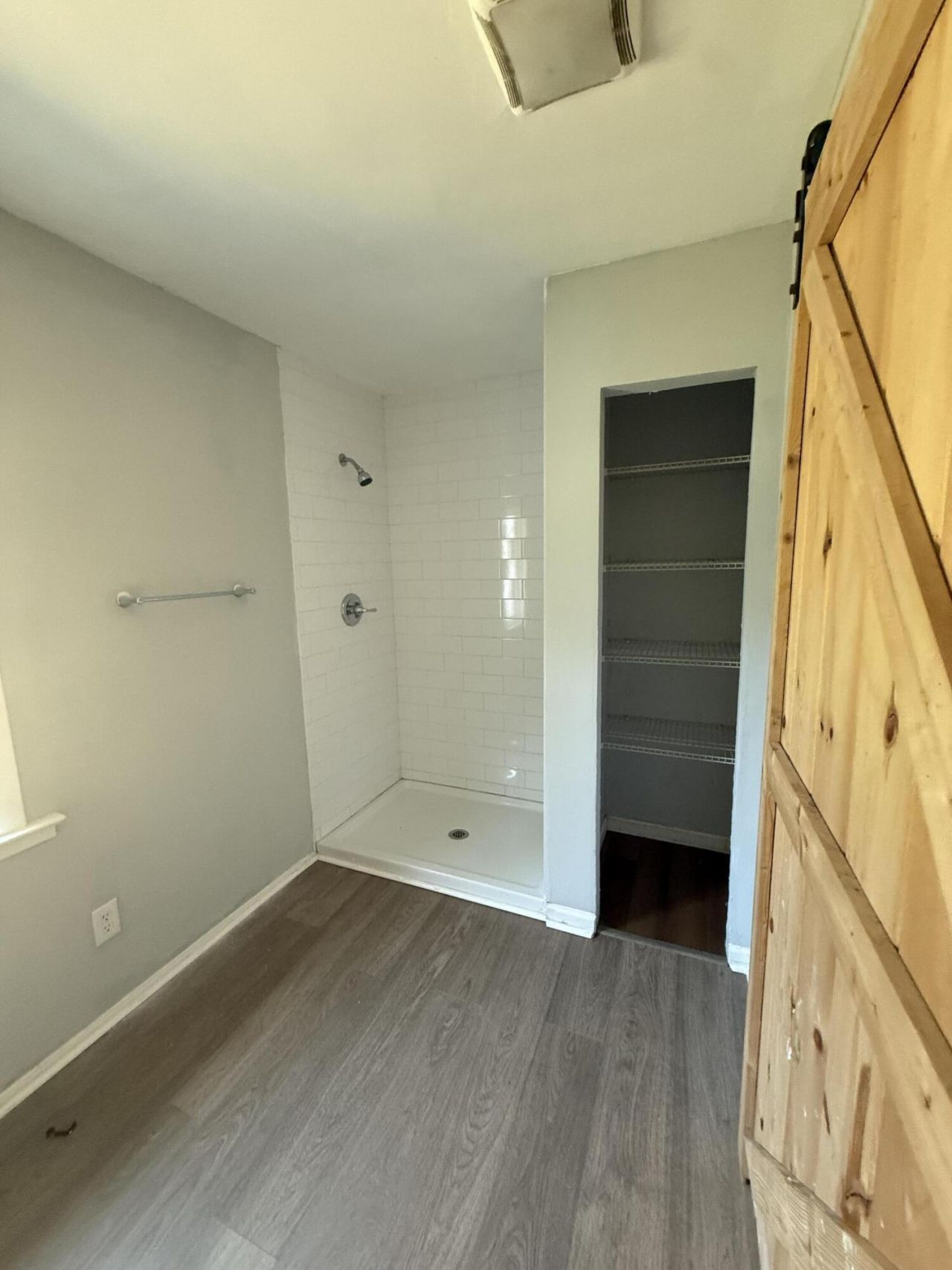 1630 Larry Street Photo 9