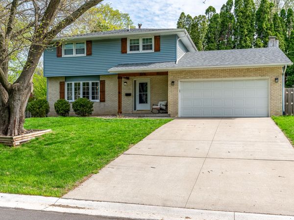 2376 Kingsway Drive , Bettendorf, IA 52722