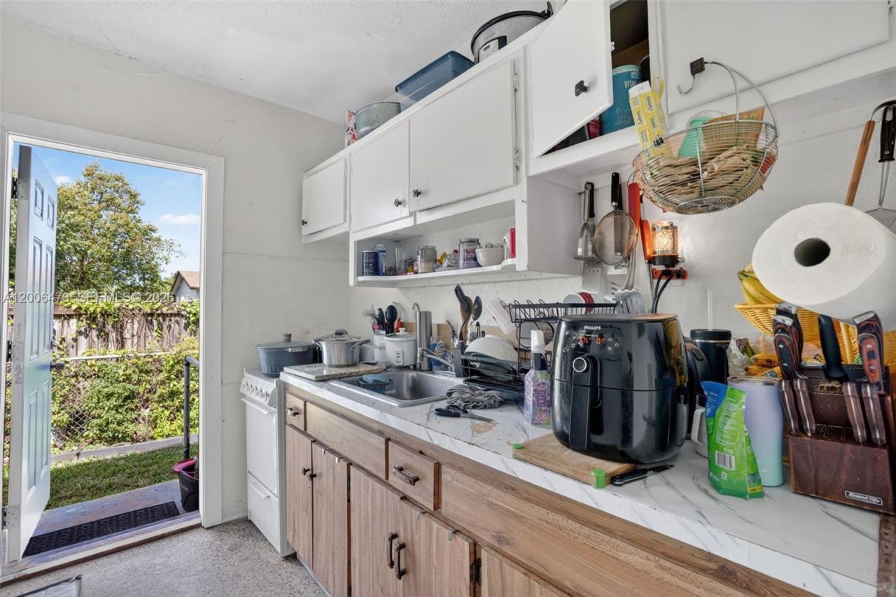 2110 NW 24th St , Miami, FL 33142 Photo