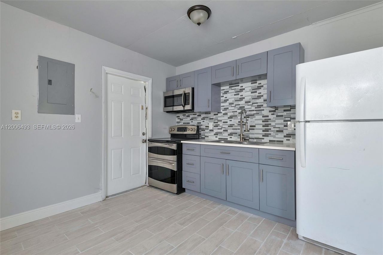 562 W 4th St , Riviera Beach, FL 33404 Photo