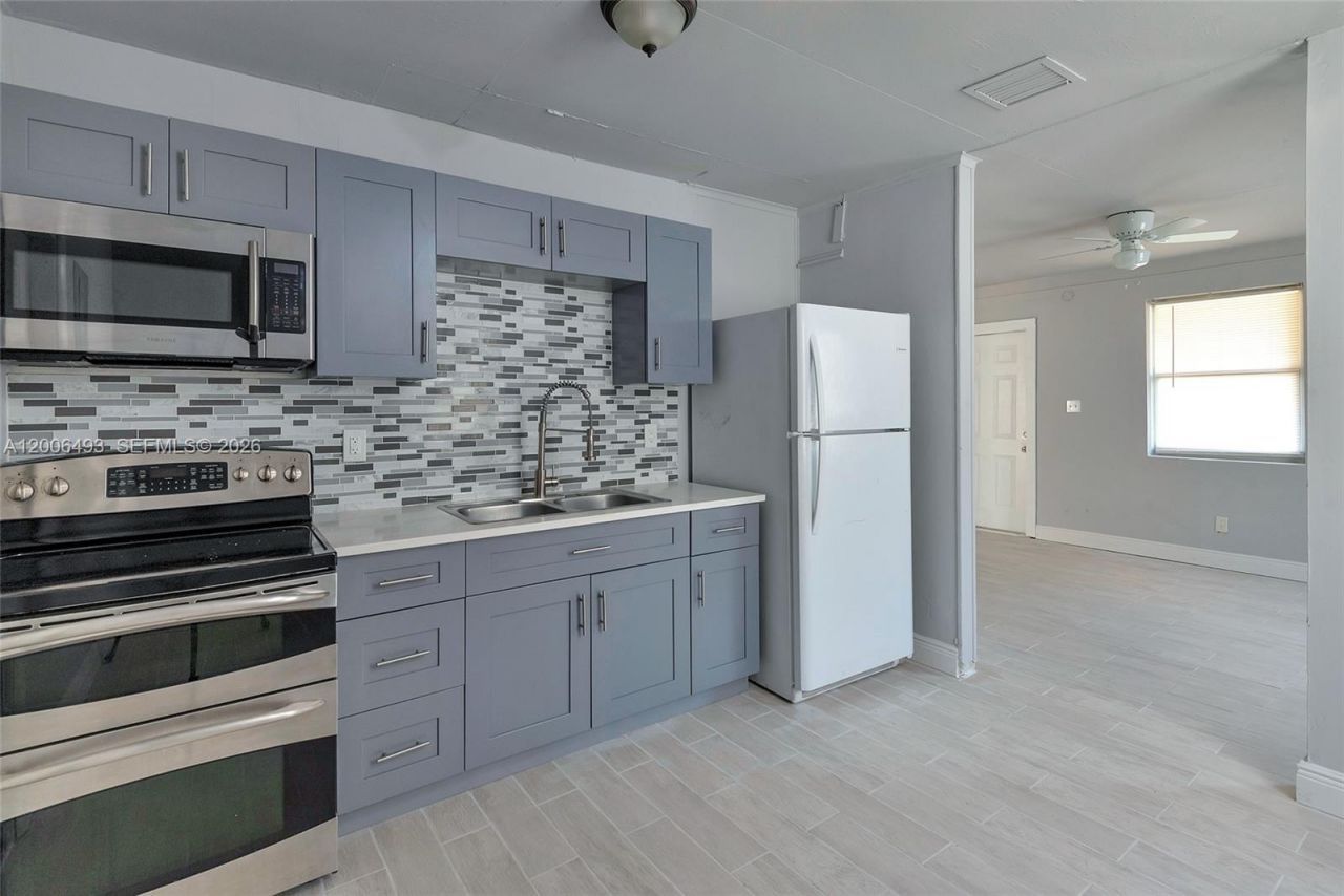 562 W 4th St , Riviera Beach, FL 33404 Photo