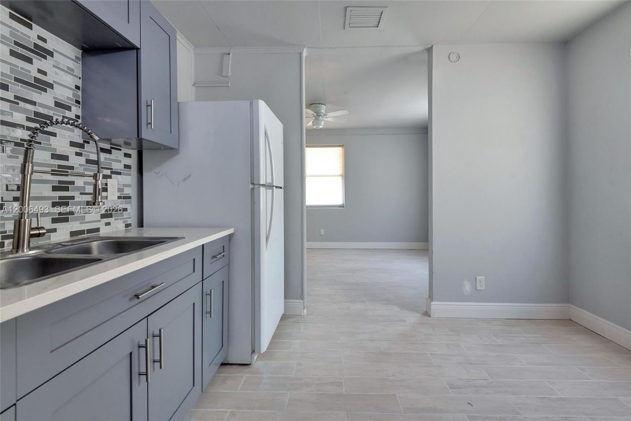 562 W 4th St , Riviera Beach, FL 33404 Photo