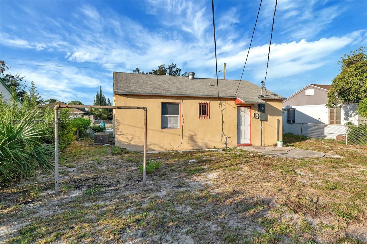 562 W 4th St , Riviera Beach, FL 33404 Photo