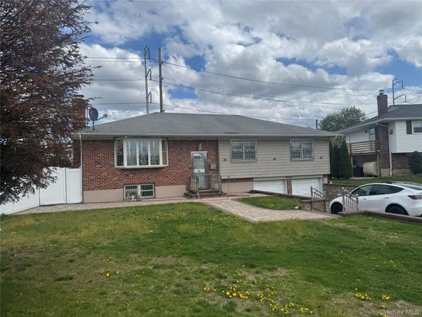 12 Hilton Court , Hicksville, NY 11801