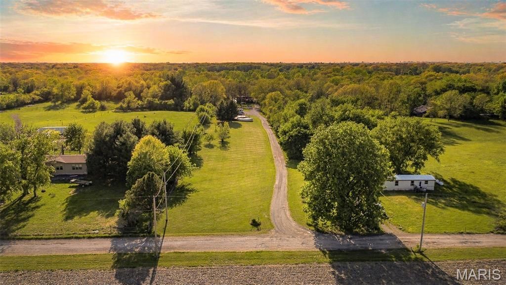 343 Prairie Lane, Alton, IL 62002 Main Photo