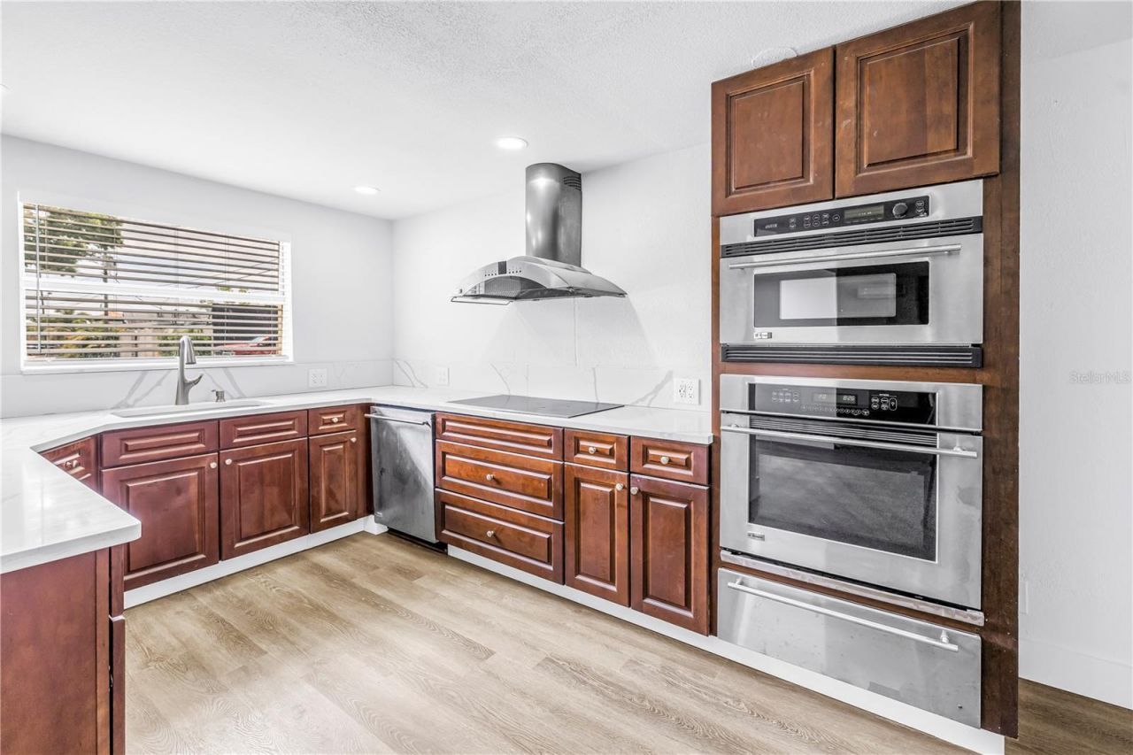 110 NE Monroe Circle N, Saint Petersburg, FL 33702 Photo