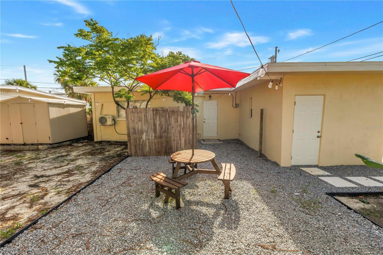 110 NE Monroe Circle N, Saint Petersburg, FL 33702 Photo