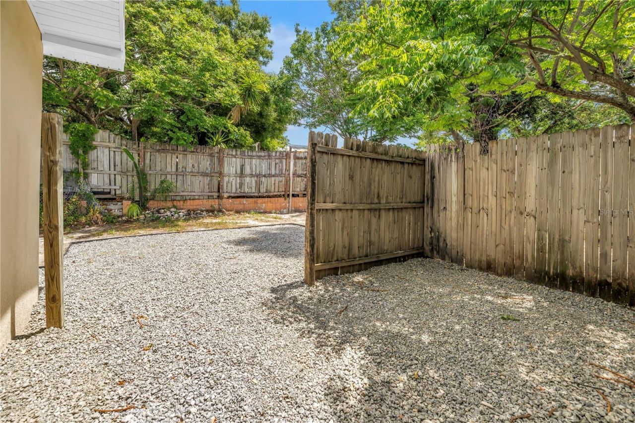 110 NE Monroe Circle N, Saint Petersburg, FL 33702 Photo