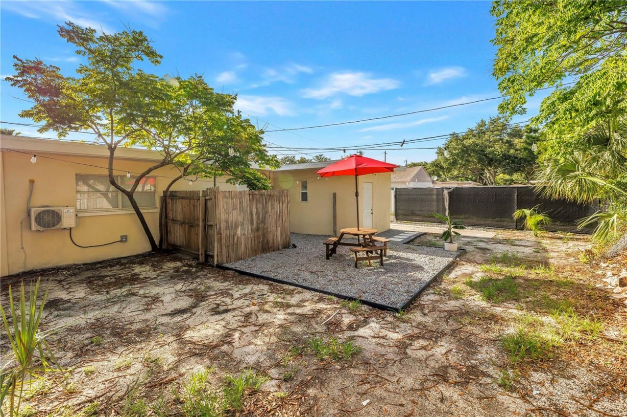110 NE Monroe Circle N, Saint Petersburg, FL 33702 Photo