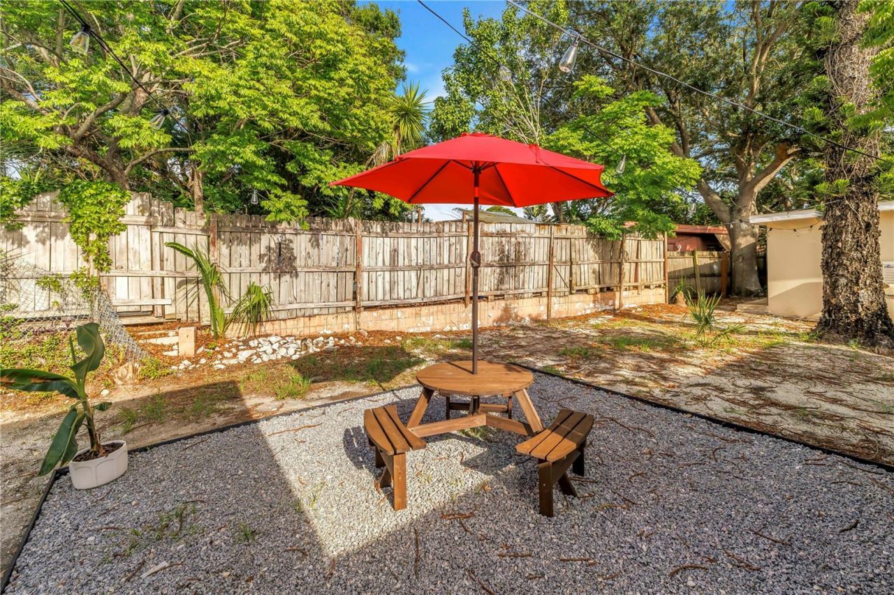 110 NE Monroe Circle N, Saint Petersburg, FL 33702 Photo