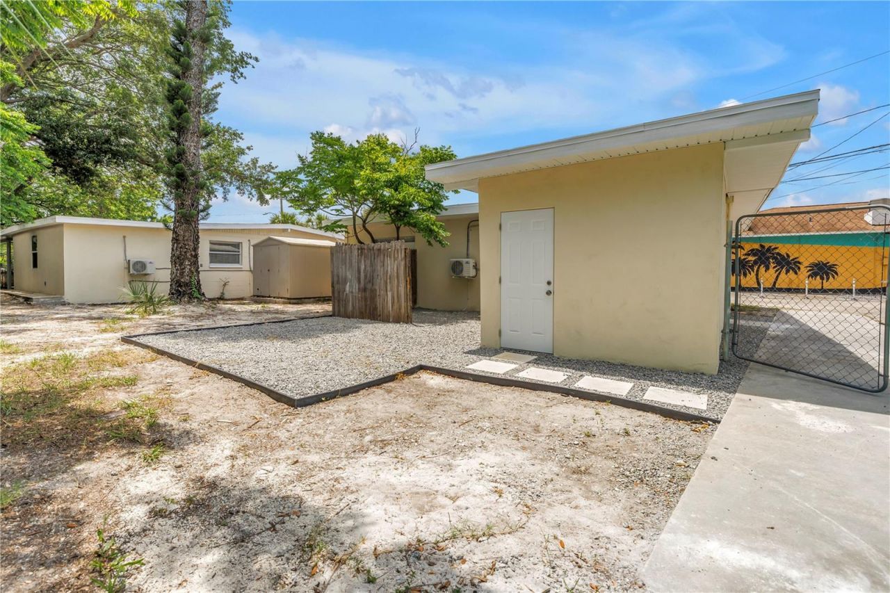 110 NE Monroe Circle N, Saint Petersburg, FL 33702 Photo