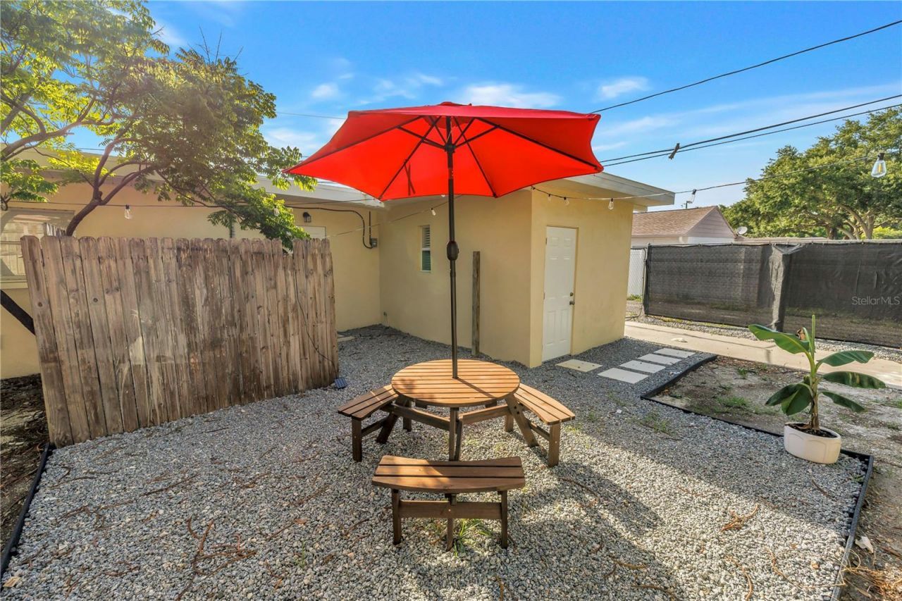 110 NE Monroe Circle N, Saint Petersburg, FL 33702 Photo