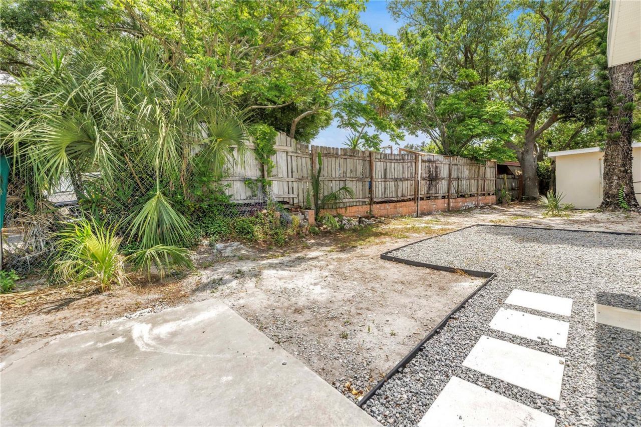 110 NE Monroe Circle N, Saint Petersburg, FL 33702 Photo
