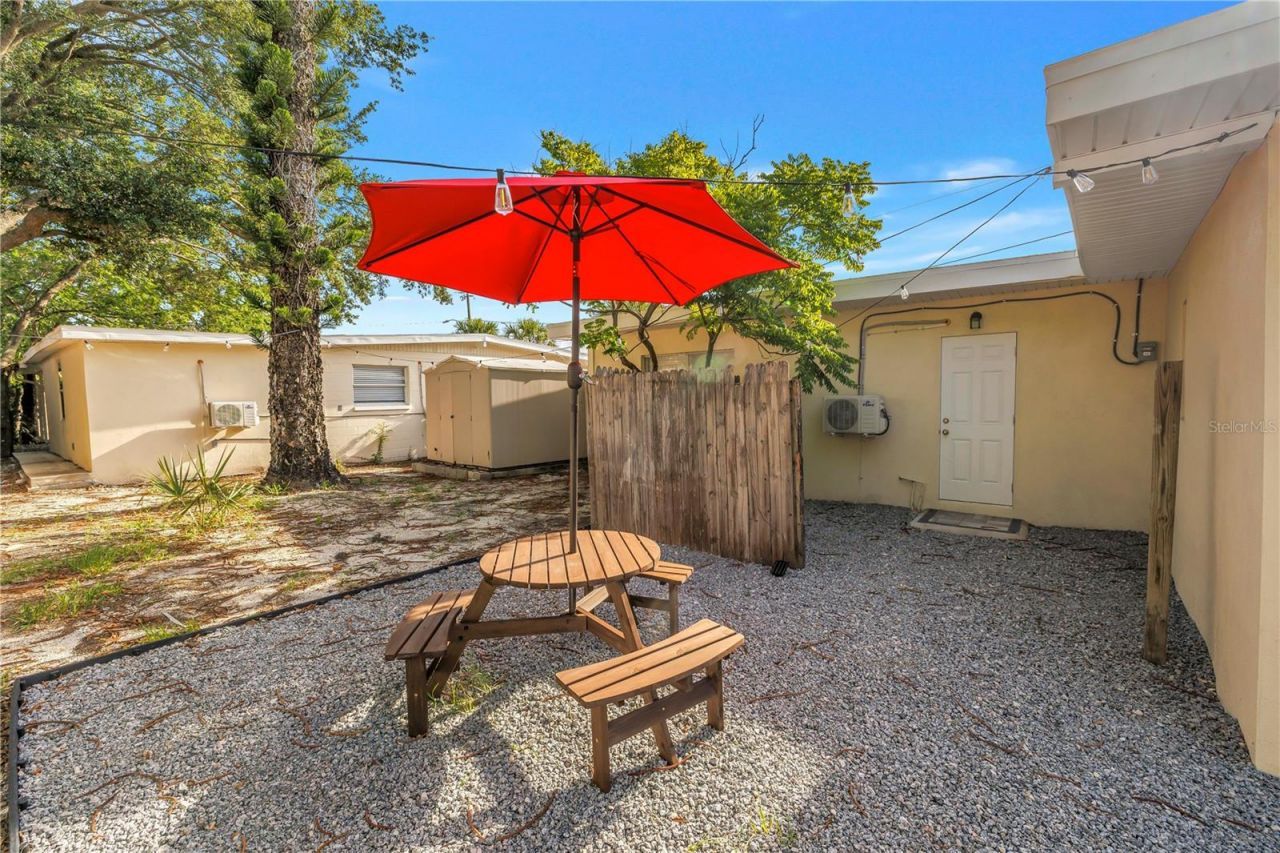 110 NE Monroe Circle N, Saint Petersburg, FL 33702 Photo