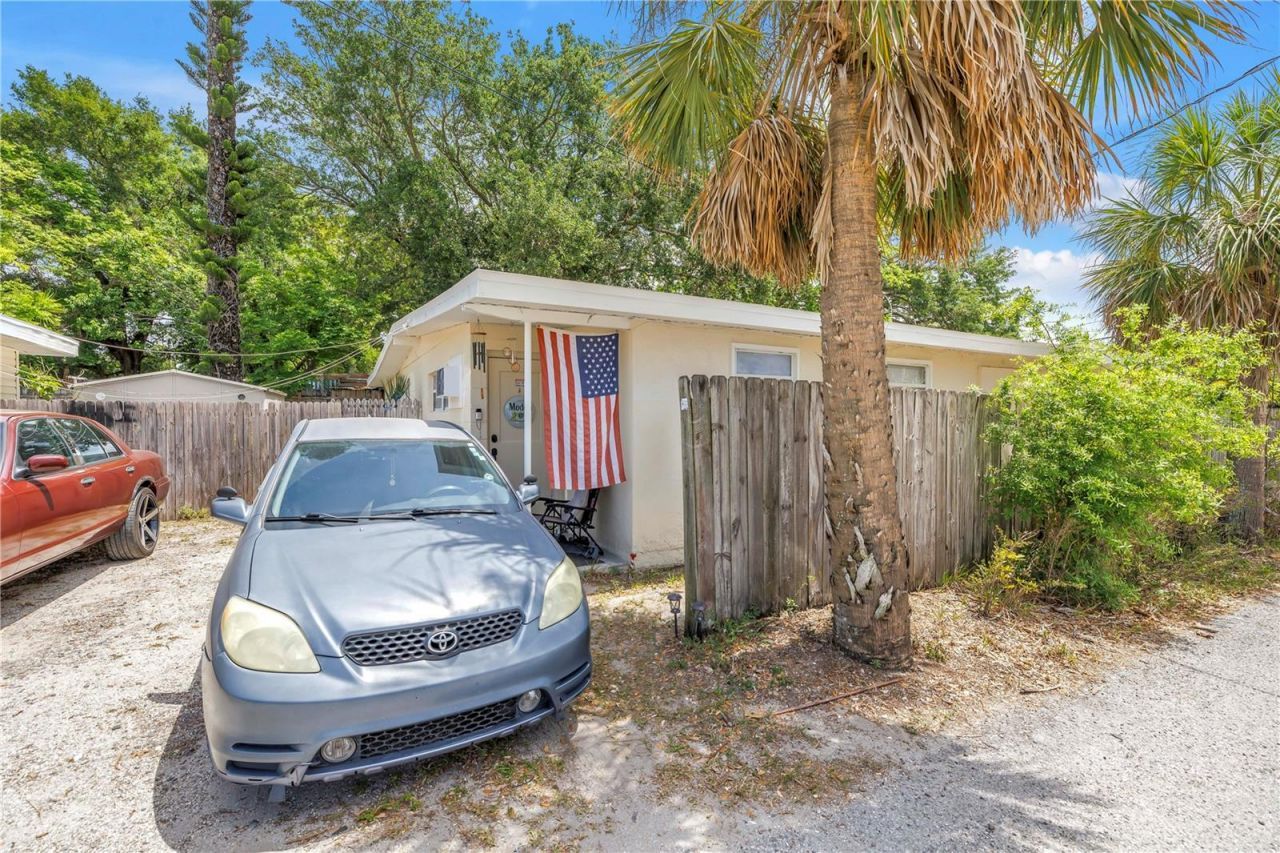 110 NE Monroe Circle N, Saint Petersburg, FL 33702 Photo