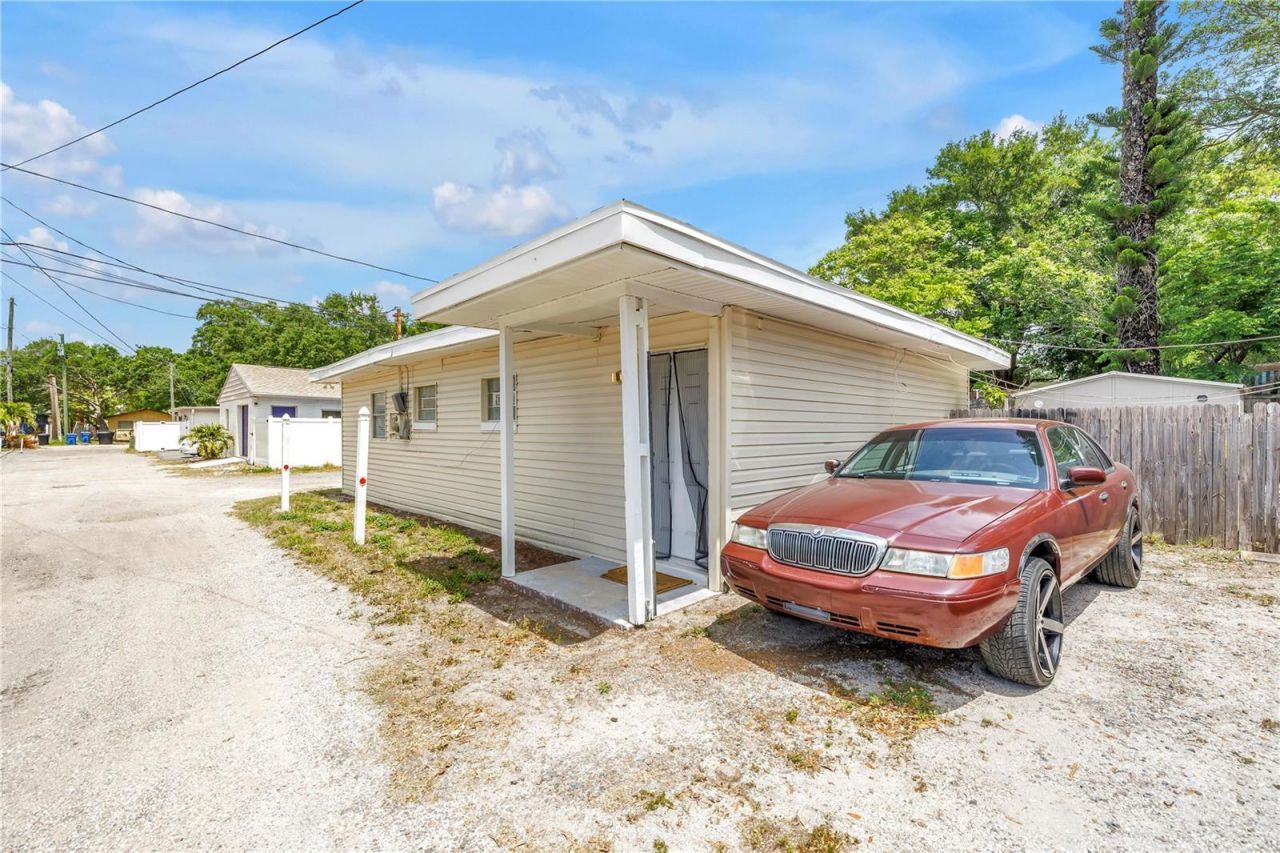110 NE Monroe Circle N, Saint Petersburg, FL 33702 Photo
