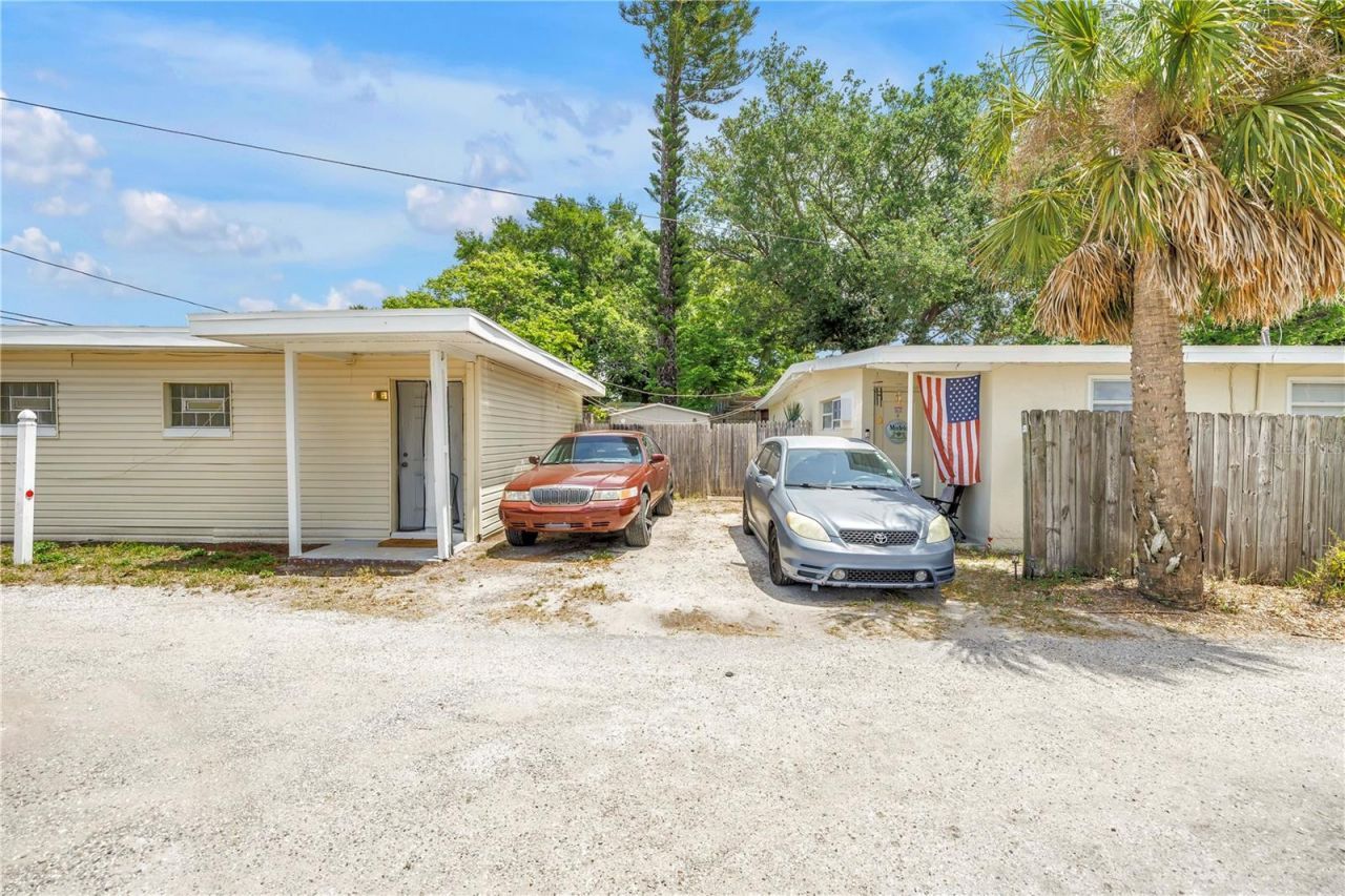 110 NE Monroe Circle N, Saint Petersburg, FL 33702 Photo