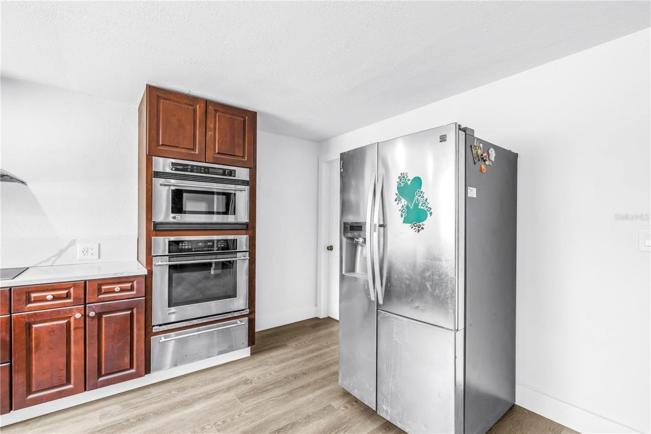 110 NE Monroe Circle N, Saint Petersburg, FL 33702 Photo