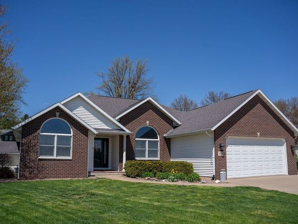 802 Grant Court , Maquoketa, IA 52060