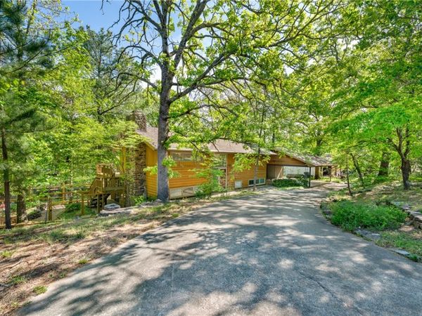 1000 E Oaks Manor Drive , Fayetteville, AR 72703