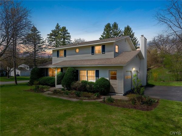 207 Thornton Circle S, Camillus, NY 13031