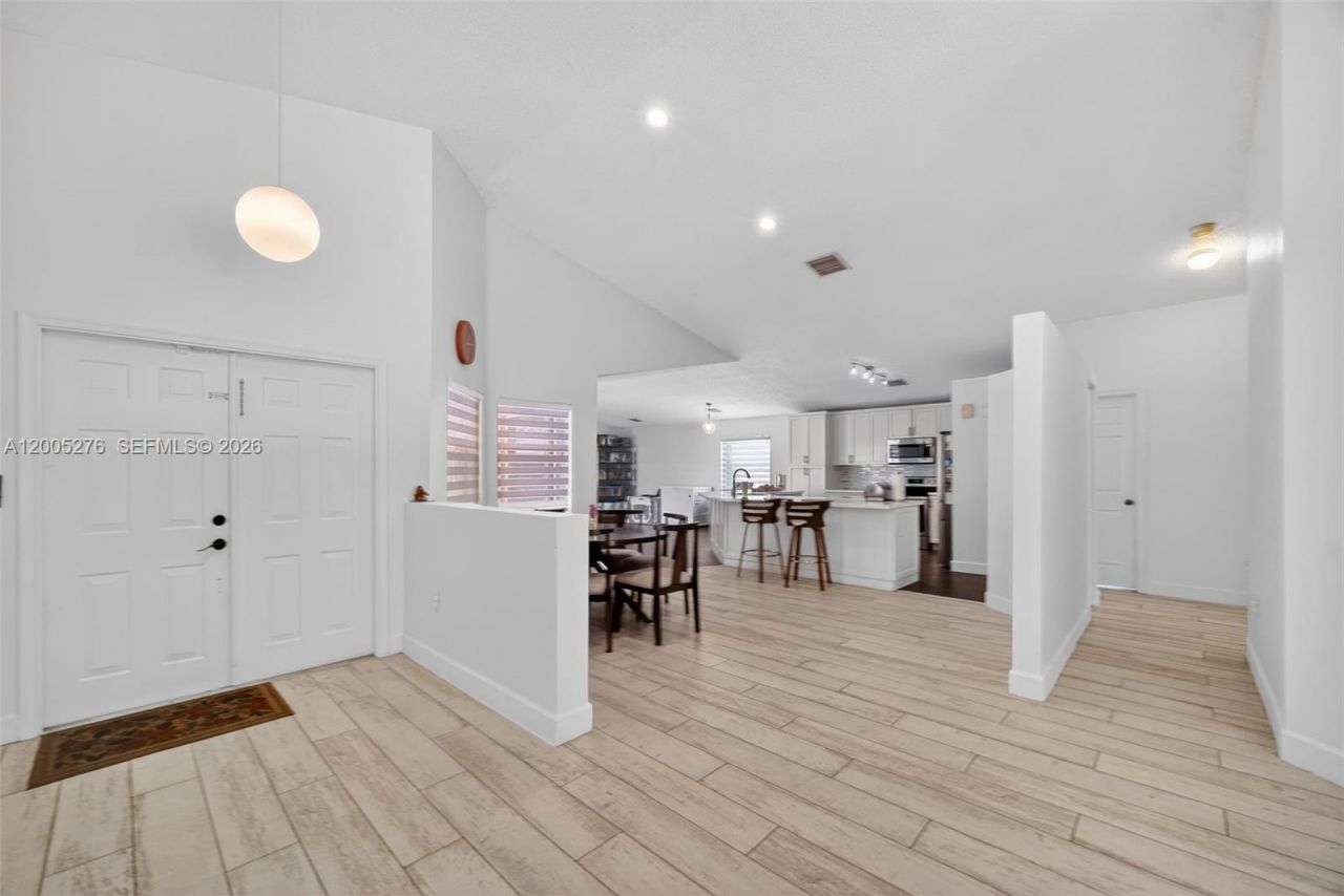 685 SW 198th Ter , Pembroke Pines, FL 33029 Photo