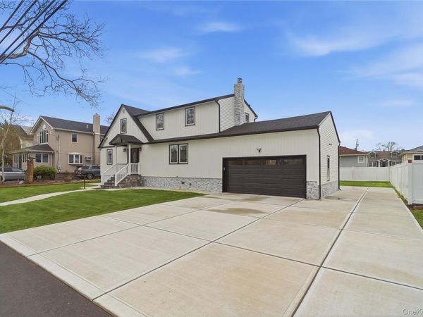 219 Granada Parkway , Lindenhurst, NY 11757