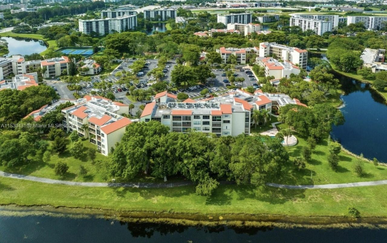 2314 S Cypress Bend Drive, Unit 313, Pompano Beach, FL 33069 Photo