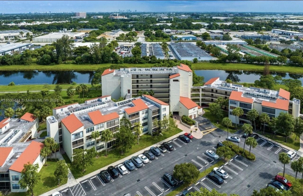 2314 S Cypress Bend Drive, Unit 313, Pompano Beach, FL 33069 Photo