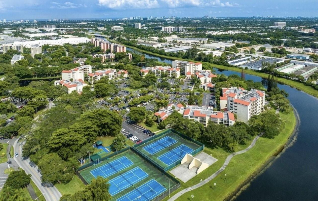 2314 S Cypress Bend Drive, Unit 313, Pompano Beach, FL 33069 Photo