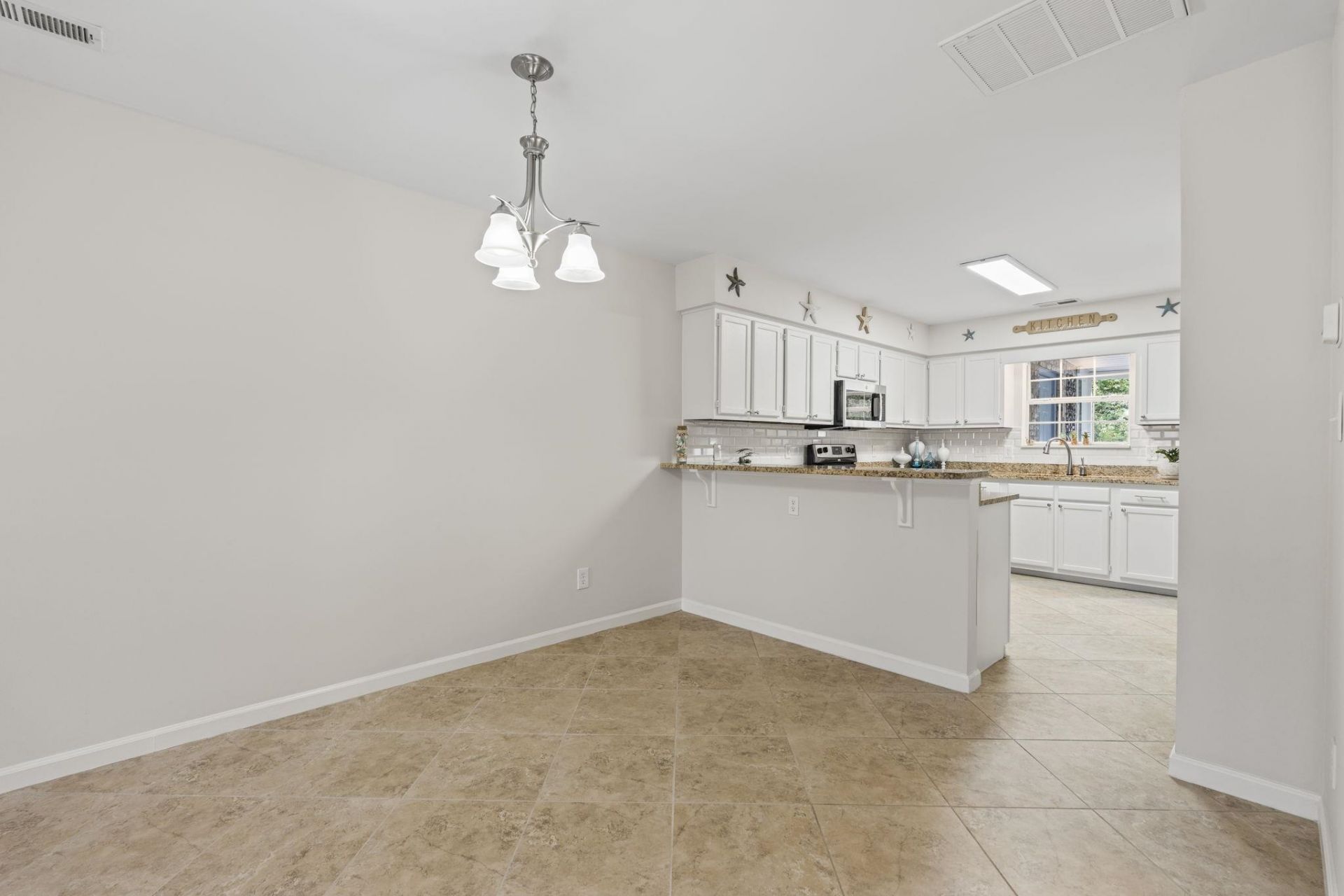 4285 Parkway Ln. Photo 8