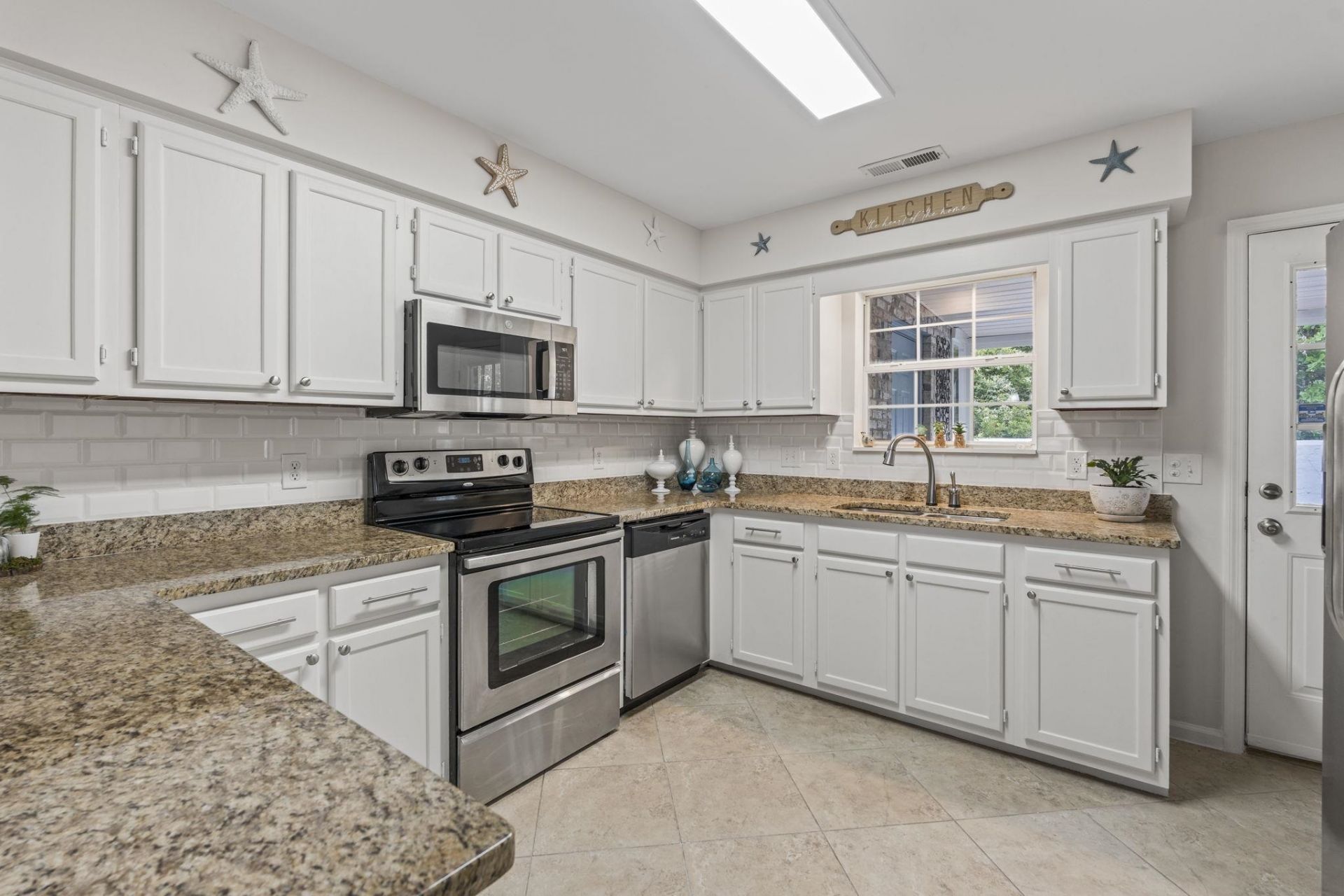 4285 Parkway Ln. Photo 9