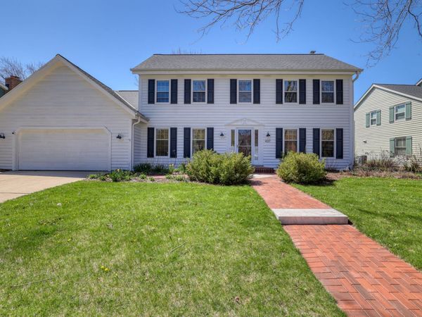 W68N437 Evergreen Blvd, Cedarburg, WI 53012