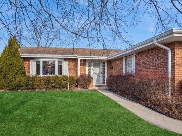 1820 W Thornwood Lane, Mount Prospect, IL 60056