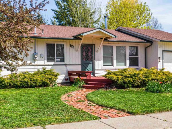 828 S Meadow St, Moscow, ID 83843