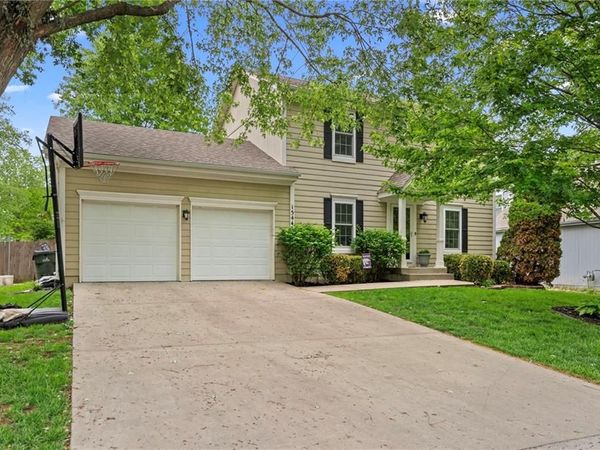 15444 S Wyandotte Drive, Olathe, KS 66062