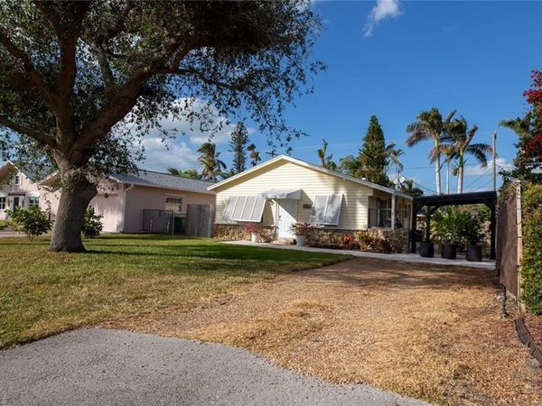 811 94th AVE N, NAPLES, FL 34108