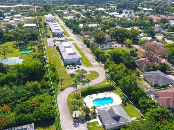 1095 Rosemary CT, NAPLES, FL 34103