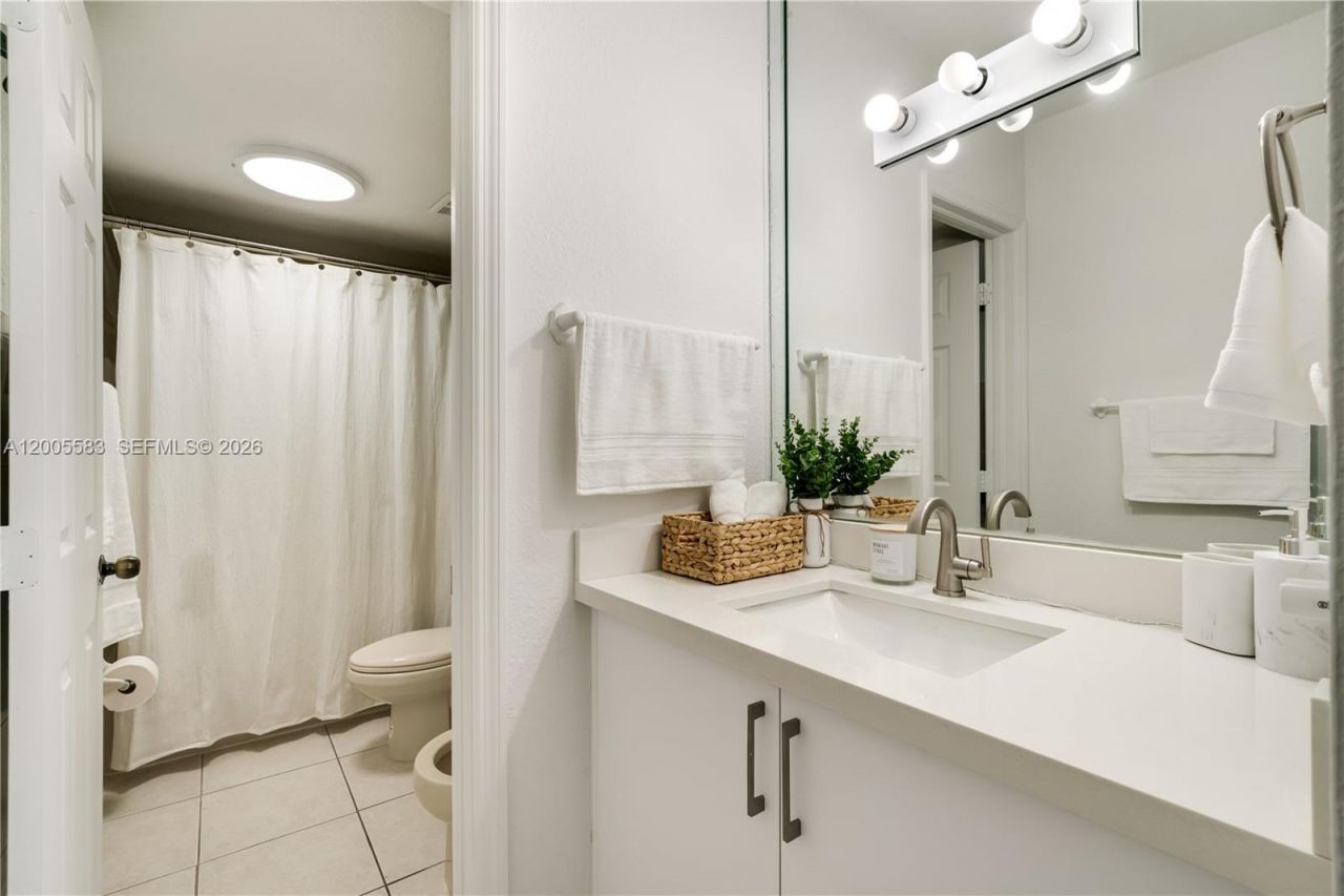 8401 NW 8 St, Unit 401, Miami, FL 33126 Photo