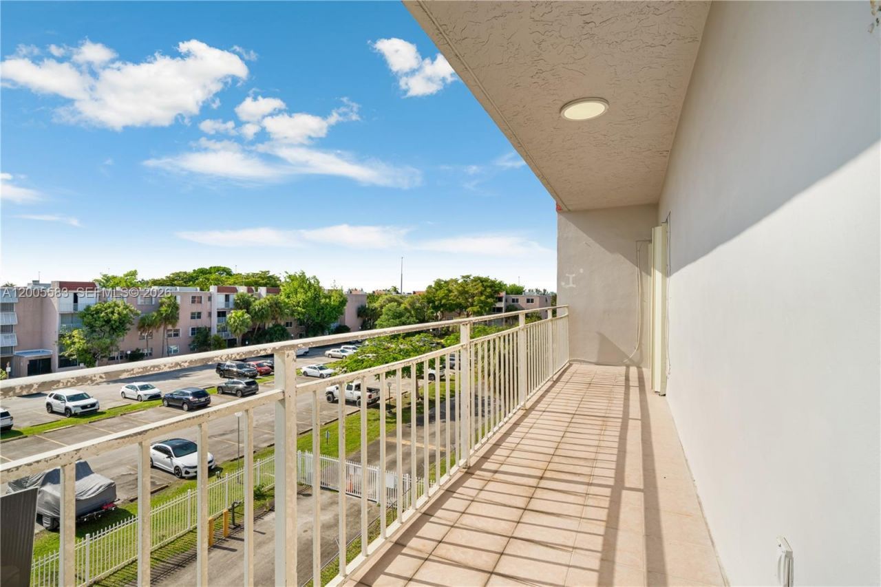 8401 NW 8 St, Unit 401, Miami, FL 33126 Photo