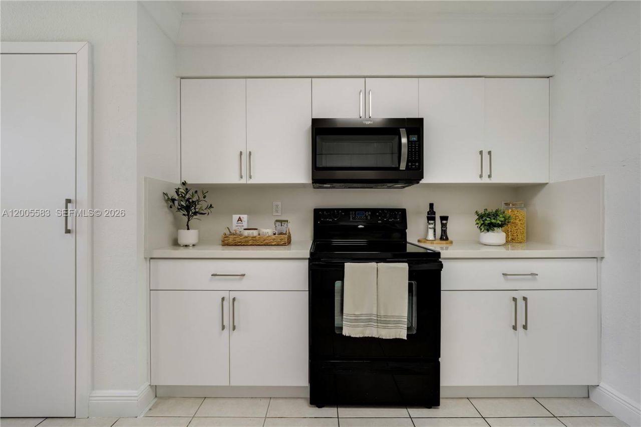 8401 NW 8 St, Unit 401, Miami, FL 33126 Photo
