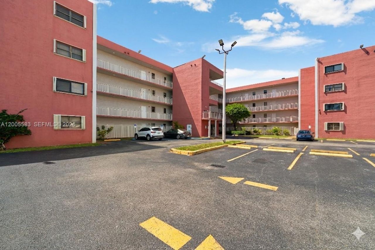 8401 NW 8 St, Unit 401, Miami, FL 33126 Photo