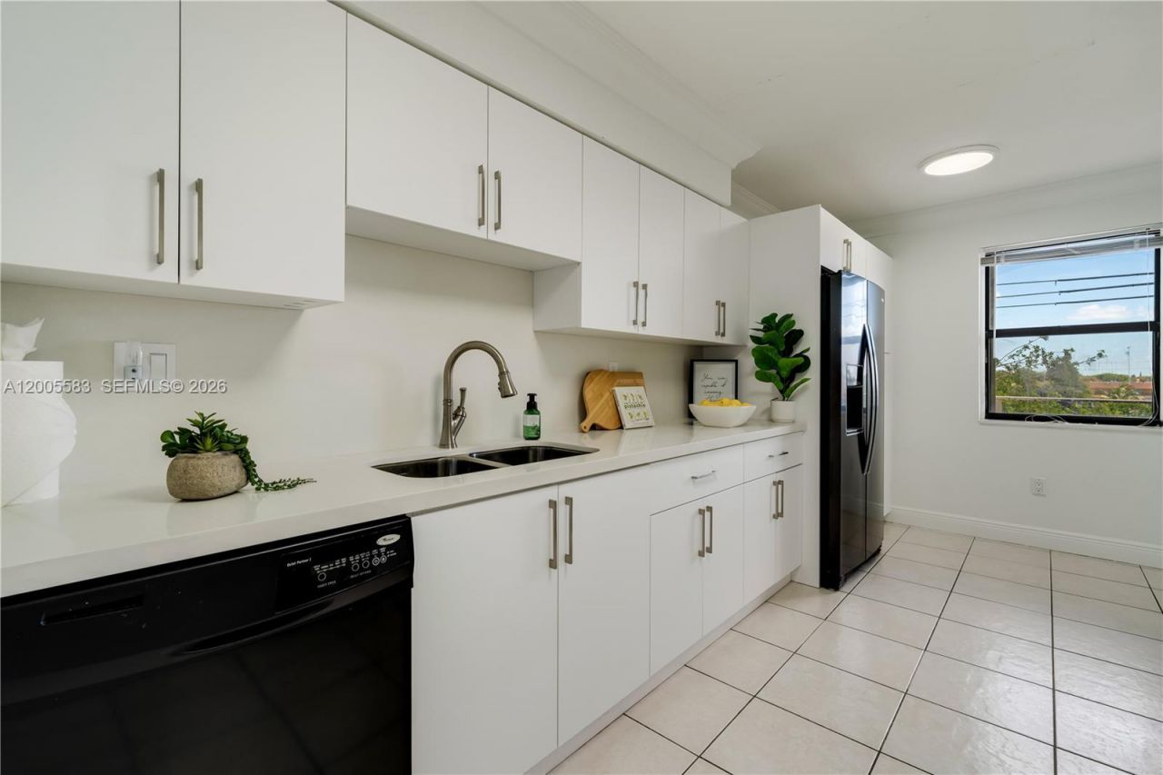 8401 NW 8 St, Unit 401, Miami, FL 33126 Photo