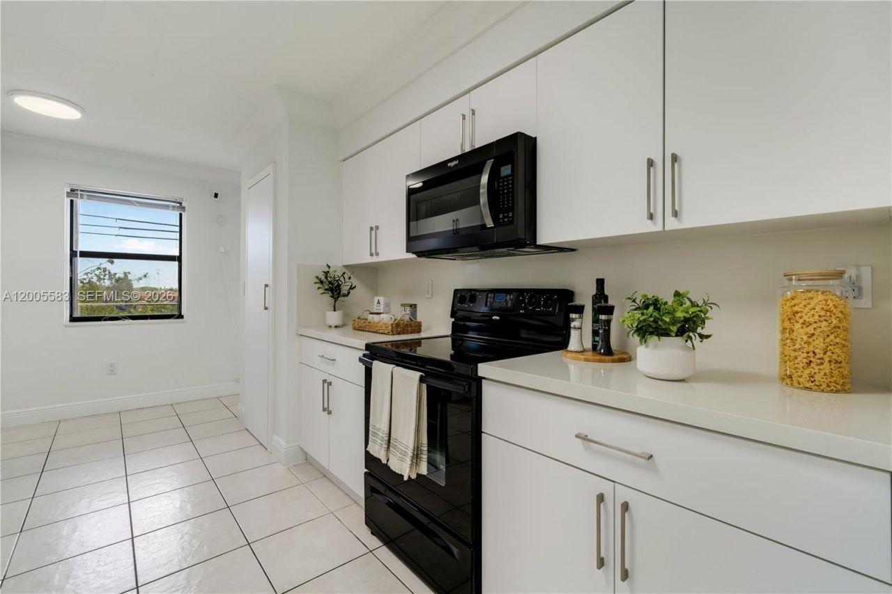 8401 NW 8 St, Unit 401, Miami, FL 33126 Photo