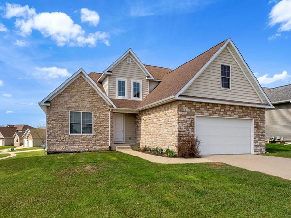 92 Cobblestone Lane , Le Claire, IA 52753
