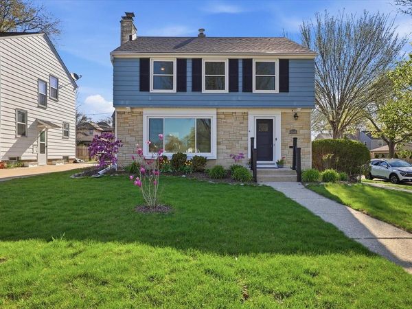2404 N 89th STREET, Wauwatosa, WI 53226