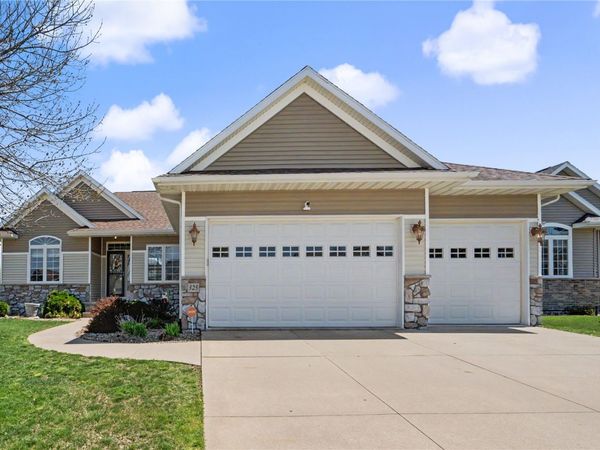 325 N 16th Avenue , Hiawatha, IA 52233