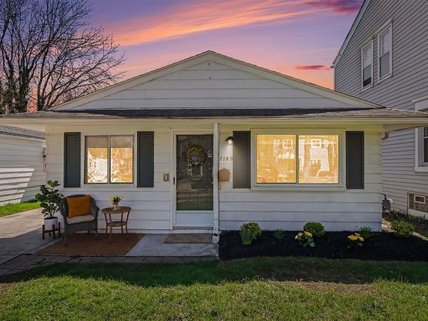 2189 Ridgemont Road, Grosse Pointe Woods, MI 48236